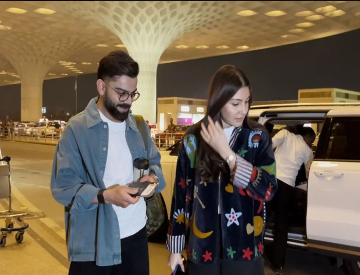 Virat Kohli and Anushka Sharma Pose at Mumbai Airport, Cricketer Says ‘Plane Won’t Wait for Us’