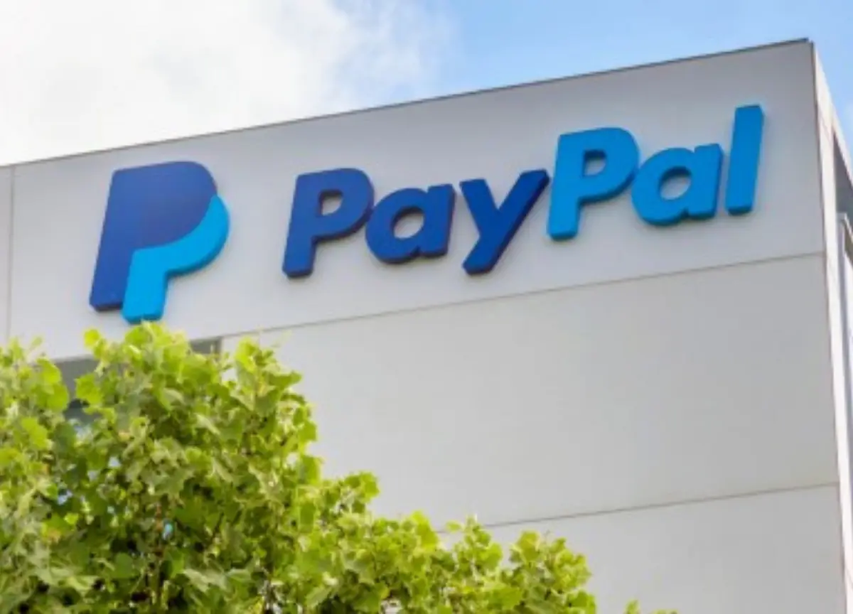 PayPal Faces Slowing Growth, Leadership Shift as EPS Set to Decline in 2026